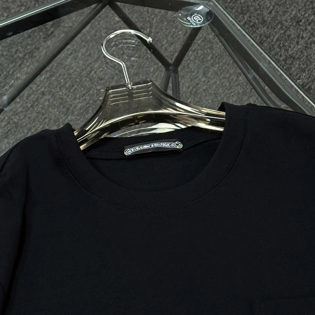 P180 Chrome Hearts 25 high-end versions. The fabric is made of 300 grams of high-density cotton. It does not deform or shrink. It has three labels. It is the same style for men and women. Technology: suede foaming + digital silver printing. Color: white, black. SIZE: S-XL.